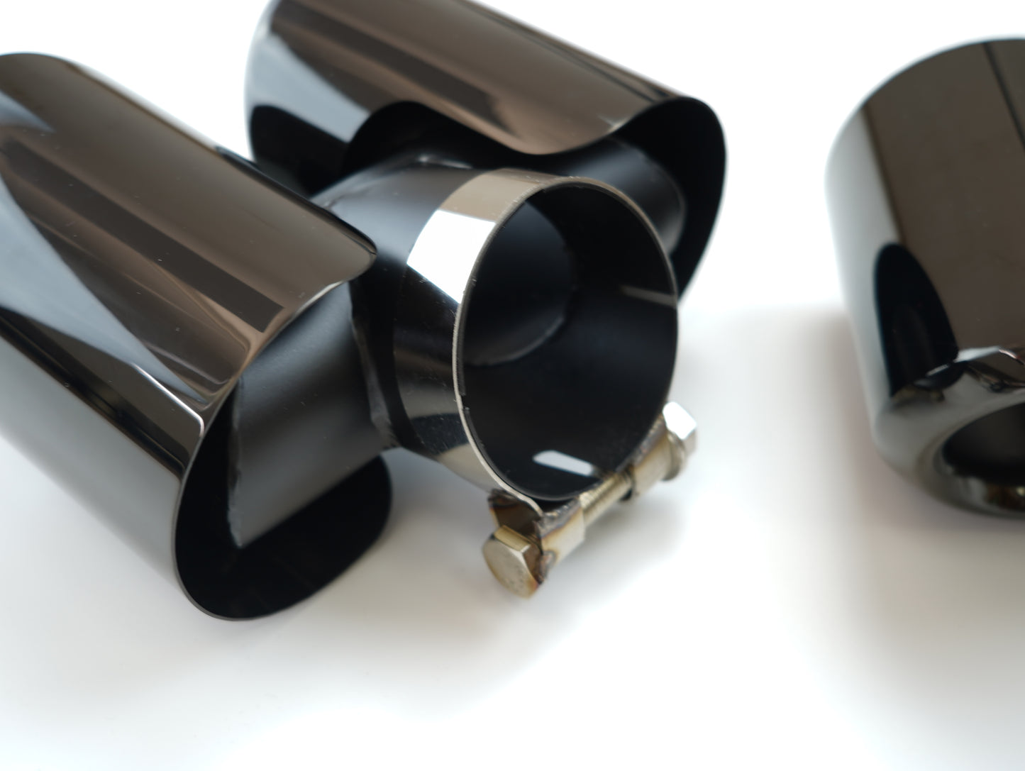 Tail Throat Round Exhaust tips in Gloss Black Stainless Steel for Land Rover Defender 90/110 (2020-present)