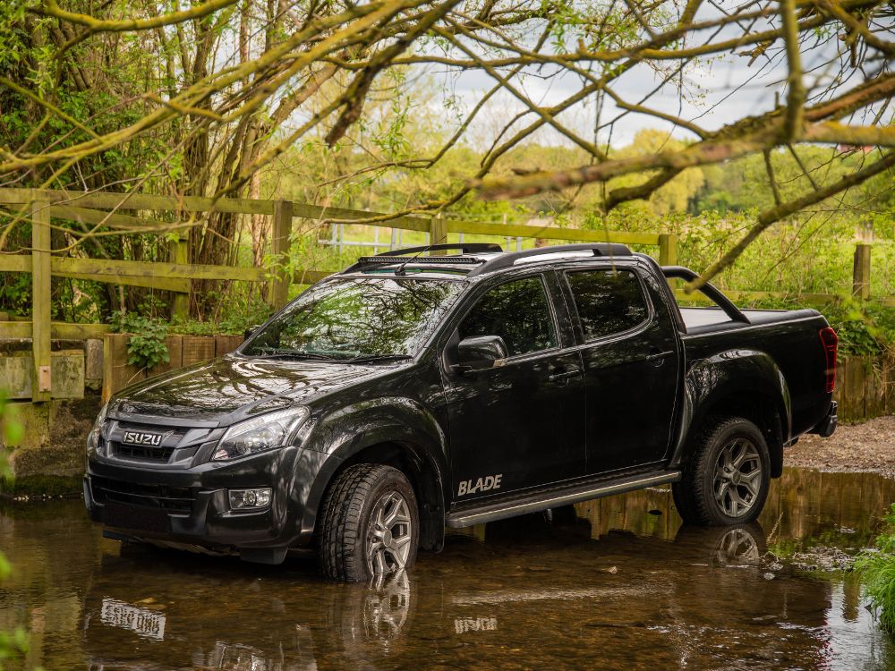 Isuzu D-Max (2017+) Roof Mounting Kit (with Roof Rails)
