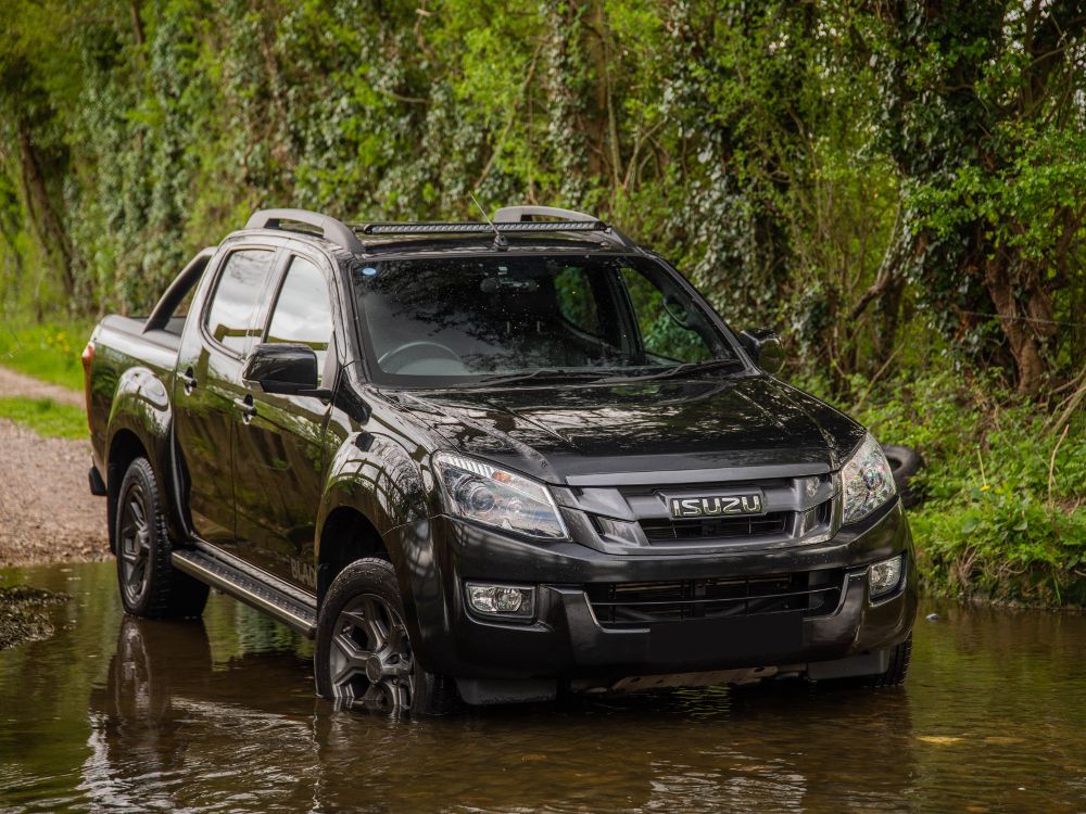 Isuzu D-Max (2017+) Roof Mounting Kit (with Roof Rails)